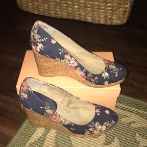 Covington Floral Wedges size 8.5